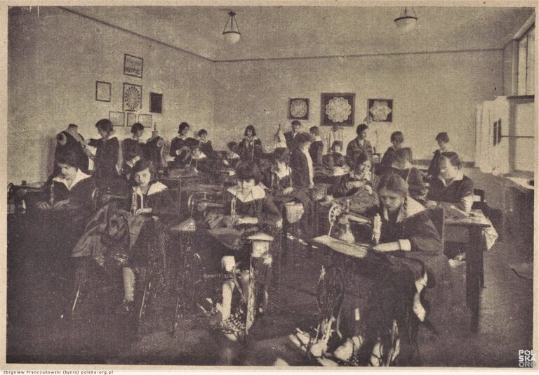 prace na i kursie działu krawieckiego 1929 rok